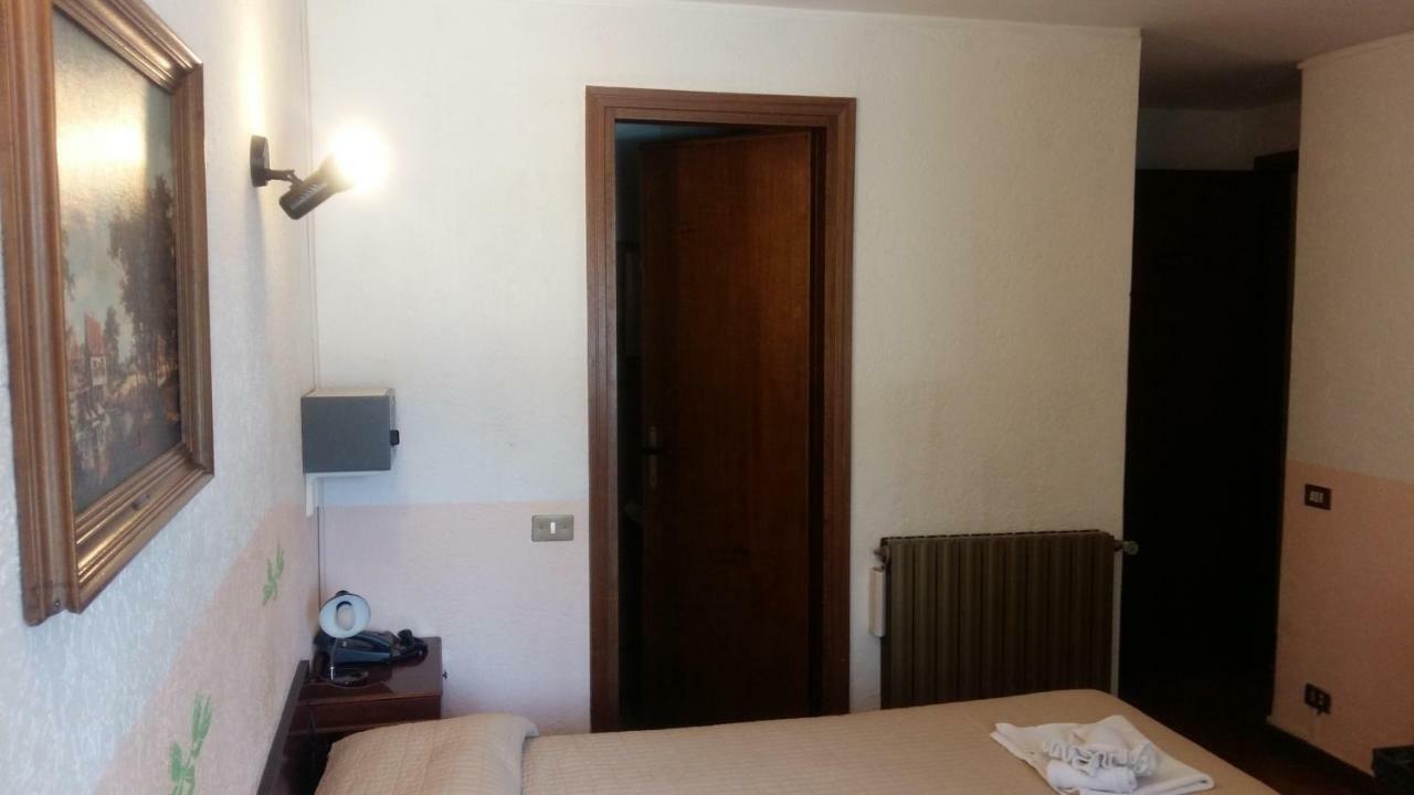 Hotel Rondanino ลานโซ ดินเตลวิ ภายนอก รูปภาพ