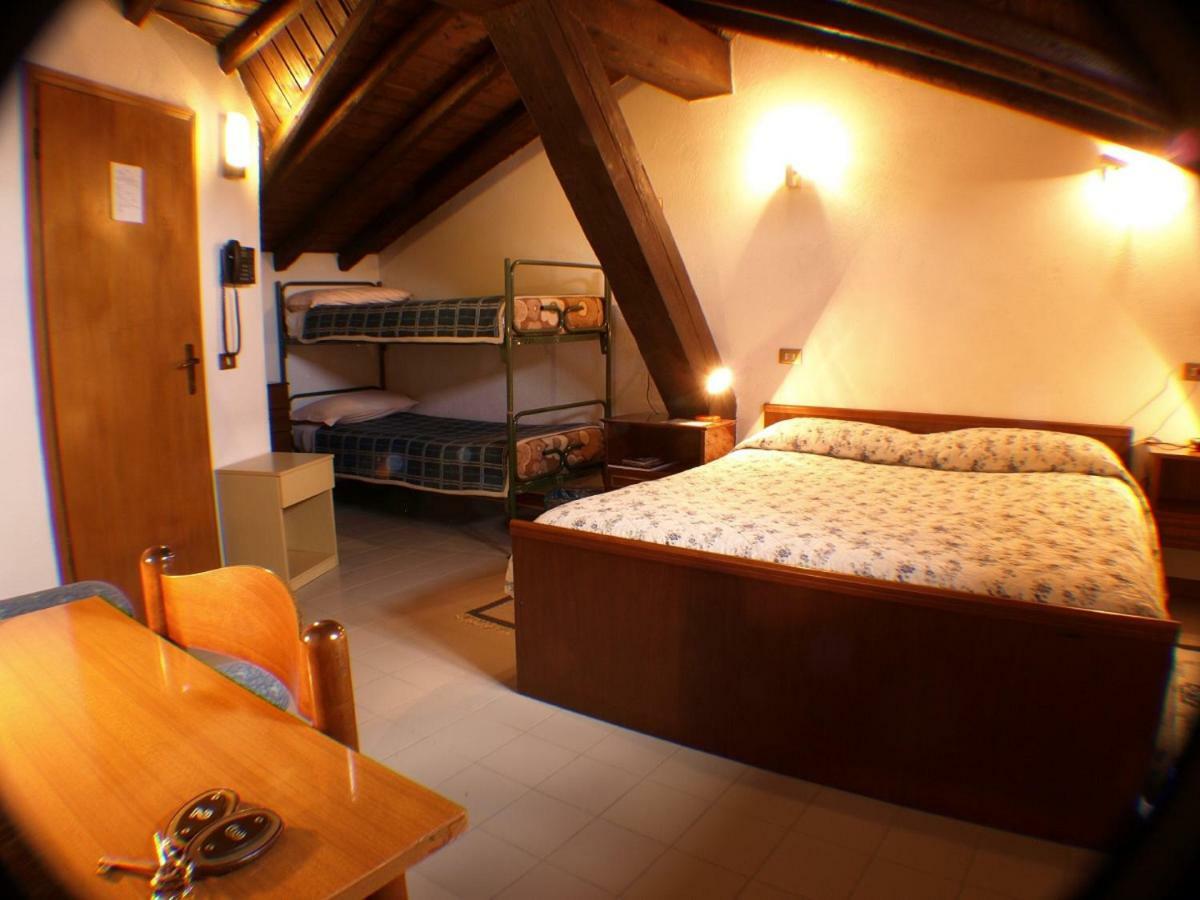 Hotel Rondanino ลานโซ ดินเตลวิ ภายนอก รูปภาพ